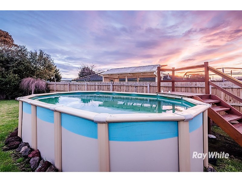 33 Navarre Drive, Cranbourne West VIC 3977