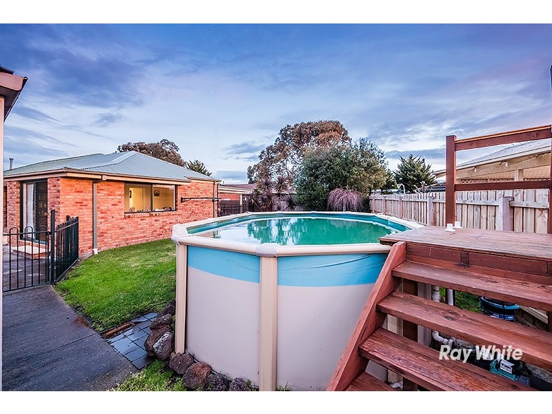 33 Navarre Drive, Cranbourne West VIC 3977