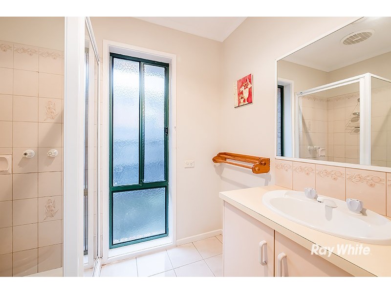 33 Navarre Drive, Cranbourne West VIC 3977