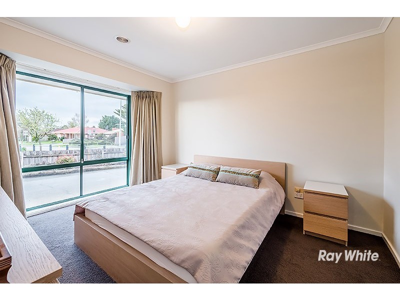 33 Navarre Drive, Cranbourne West VIC 3977