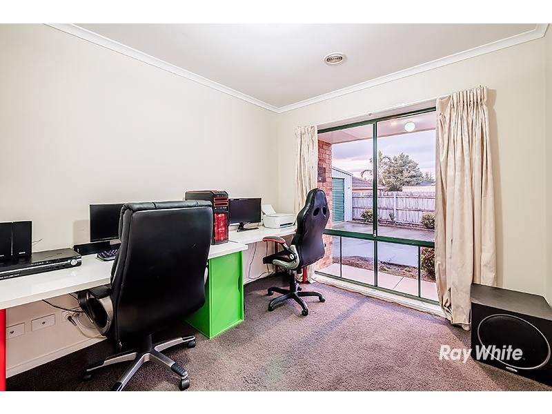 33 Navarre Drive, Cranbourne West VIC 3977