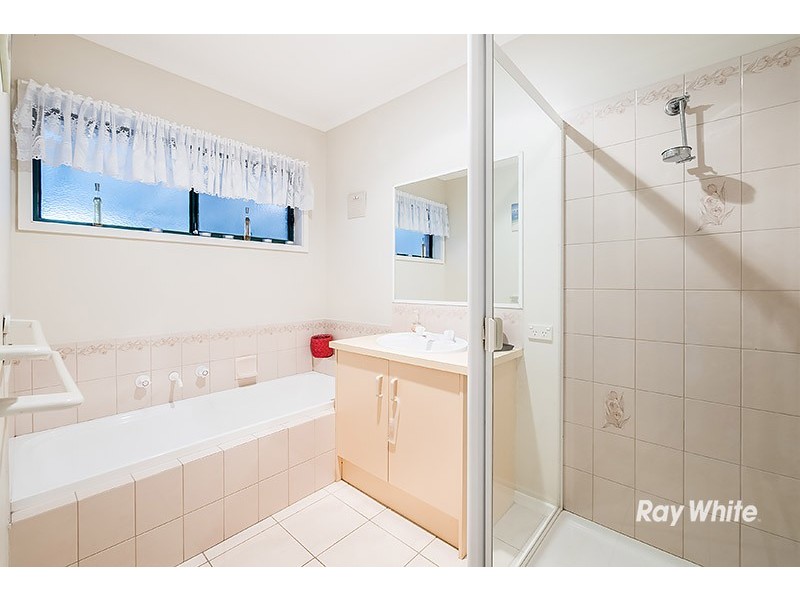 33 Navarre Drive, Cranbourne West VIC 3977