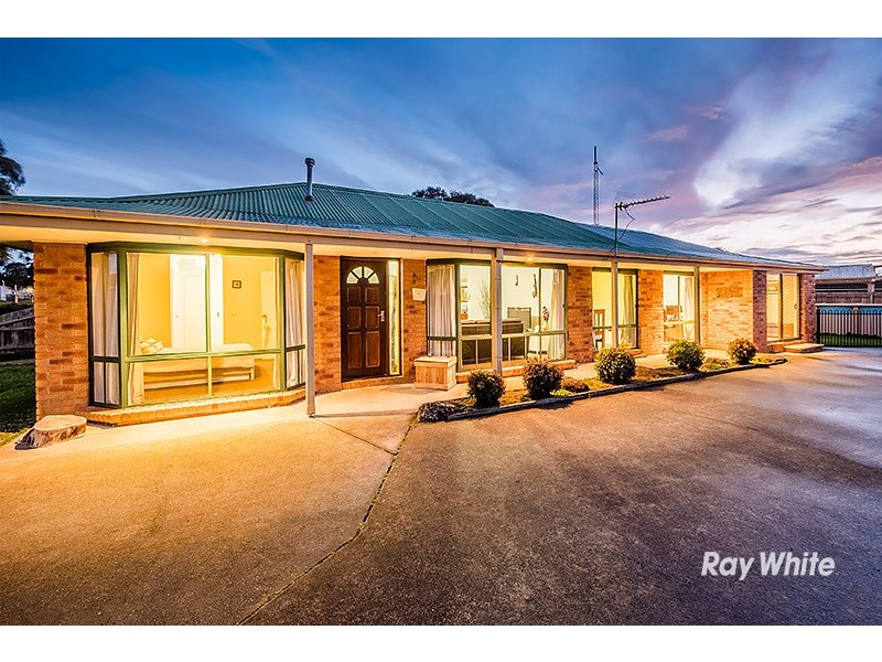 33 Navarre Drive, Cranbourne West VIC 3977