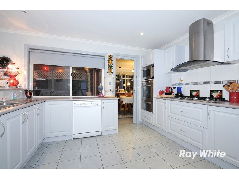 2 Greenbriar Way, Cranbourne West VIC 3977