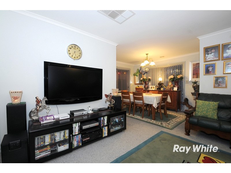 2 Greenbriar Way, Cranbourne West VIC 3977
