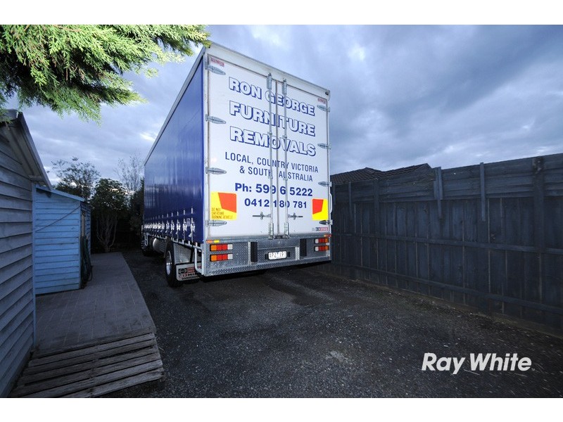 2 Greenbriar Way, Cranbourne West VIC 3977