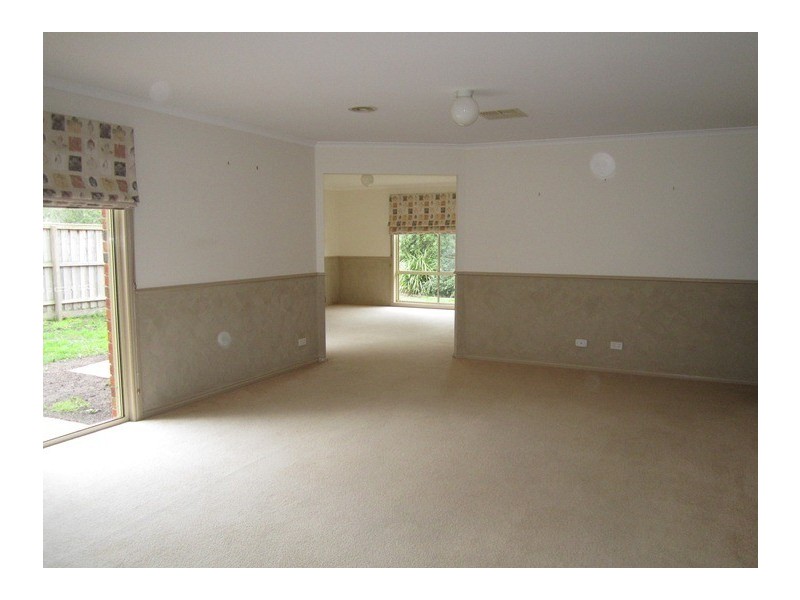 8 Springwater Crescent, Cranbourne VIC 3977