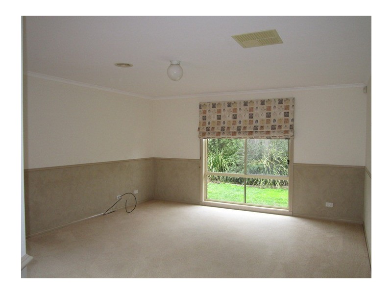 8 Springwater Crescent, Cranbourne VIC 3977