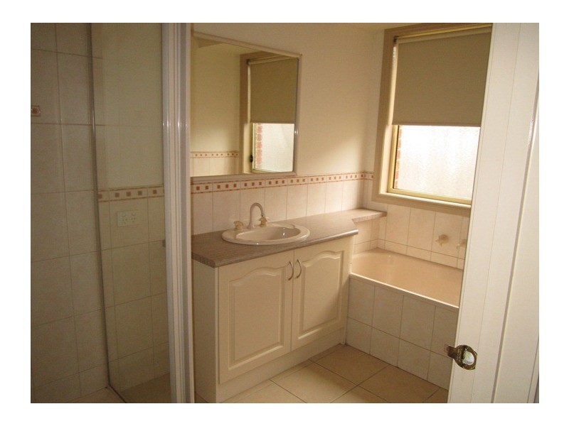 8 Springwater Crescent, Cranbourne VIC 3977