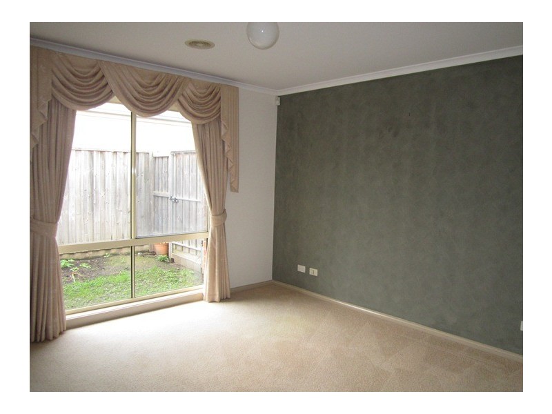 8 Springwater Crescent, Cranbourne VIC 3977