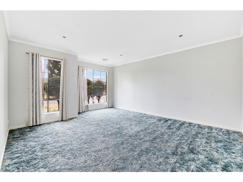 17 Tyndall Street, Cranbourne East VIC 3977