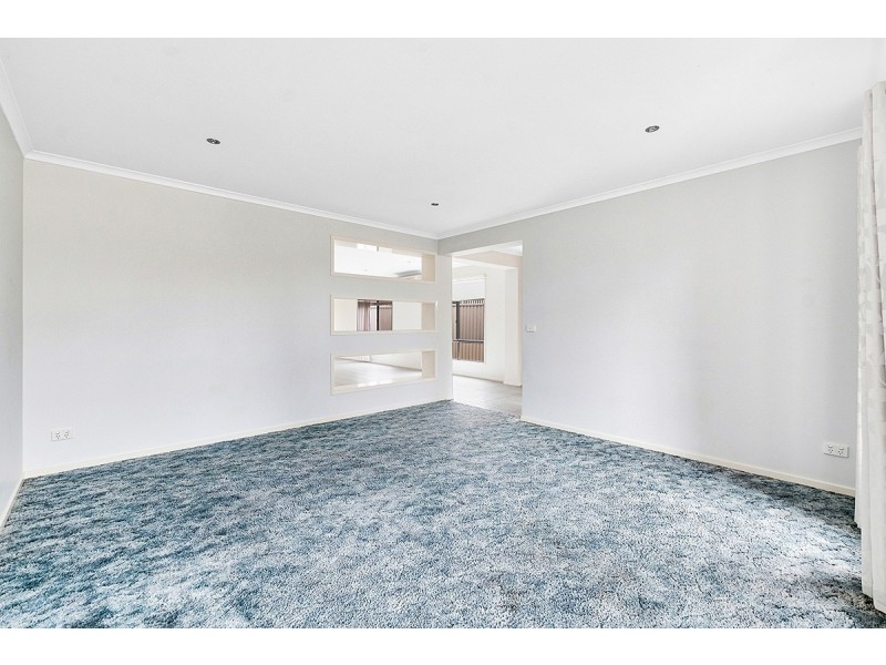 17 Tyndall Street, Cranbourne East VIC 3977