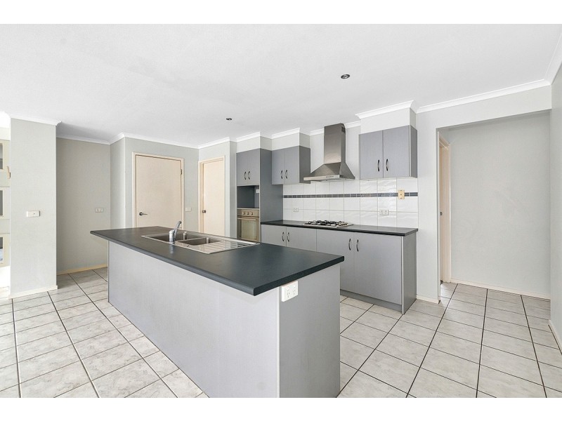 17 Tyndall Street, Cranbourne East VIC 3977