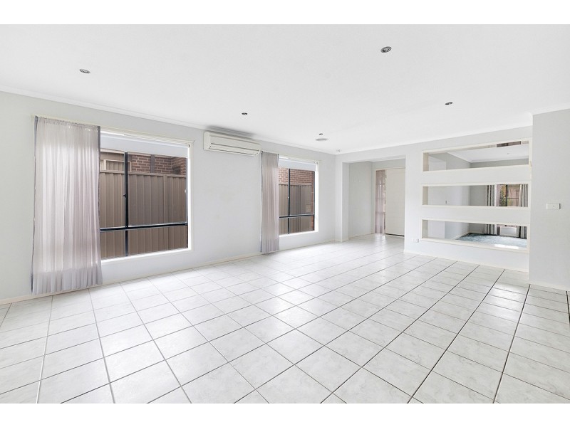 17 Tyndall Street, Cranbourne East VIC 3977