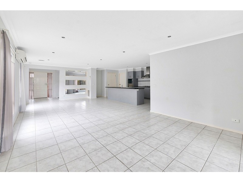 17 Tyndall Street, Cranbourne East VIC 3977