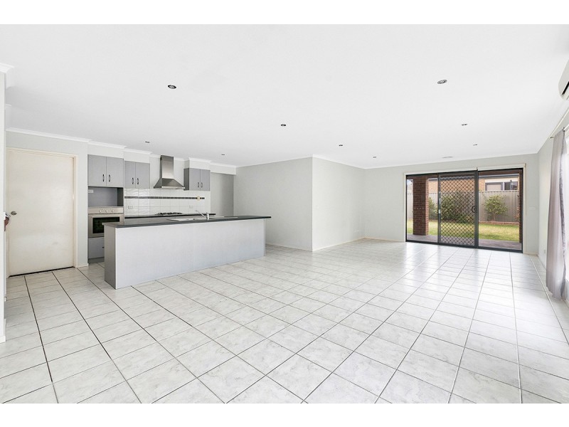 17 Tyndall Street, Cranbourne East VIC 3977