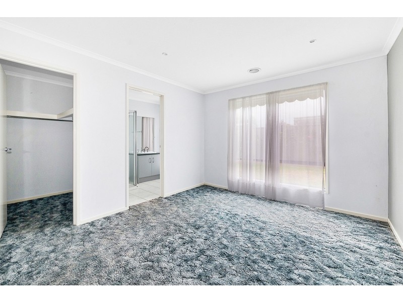 17 Tyndall Street, Cranbourne East VIC 3977