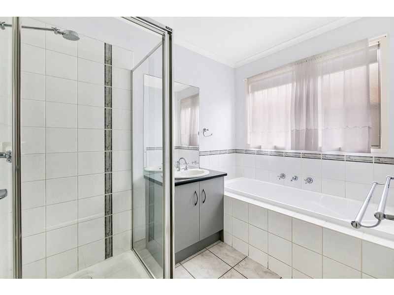 17 Tyndall Street, Cranbourne East VIC 3977