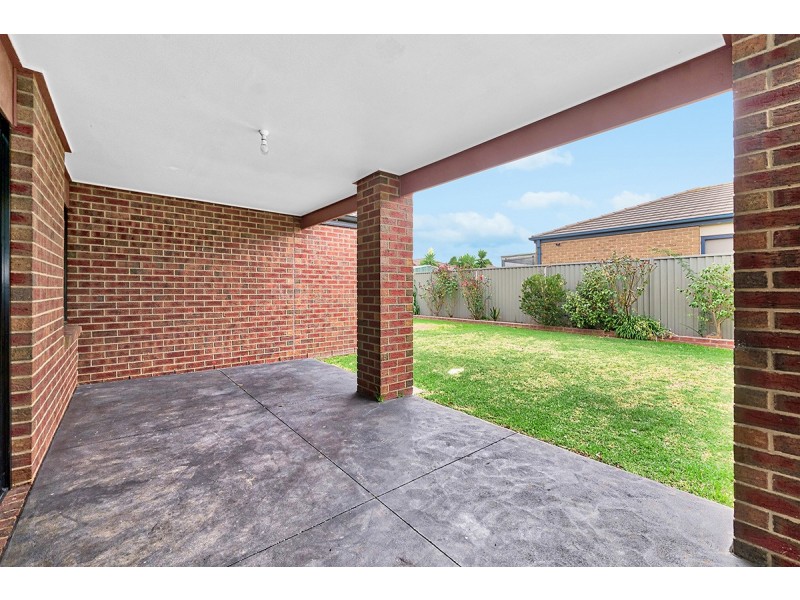 17 Tyndall Street, Cranbourne East VIC 3977