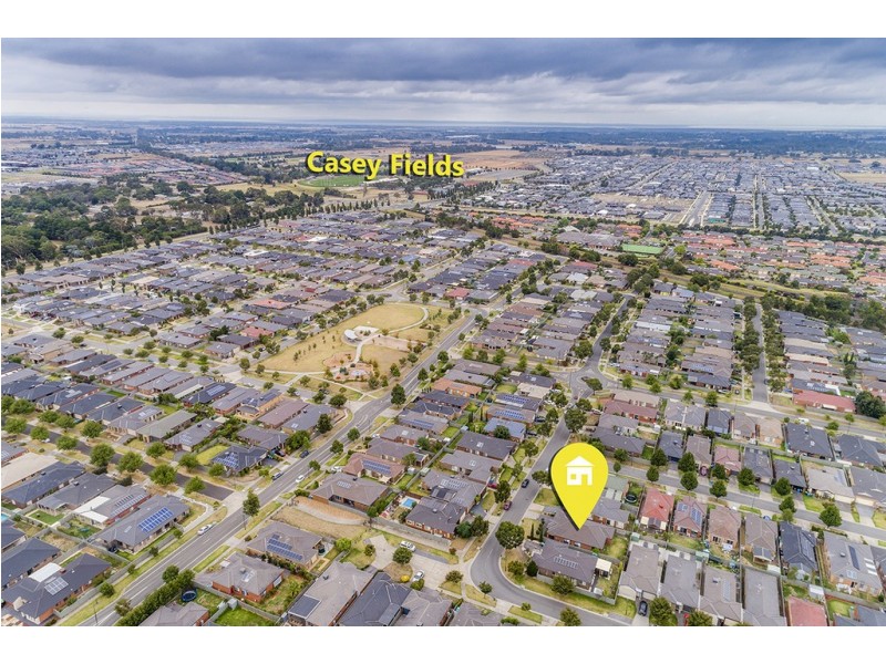 17 Tyndall Street, Cranbourne East VIC 3977