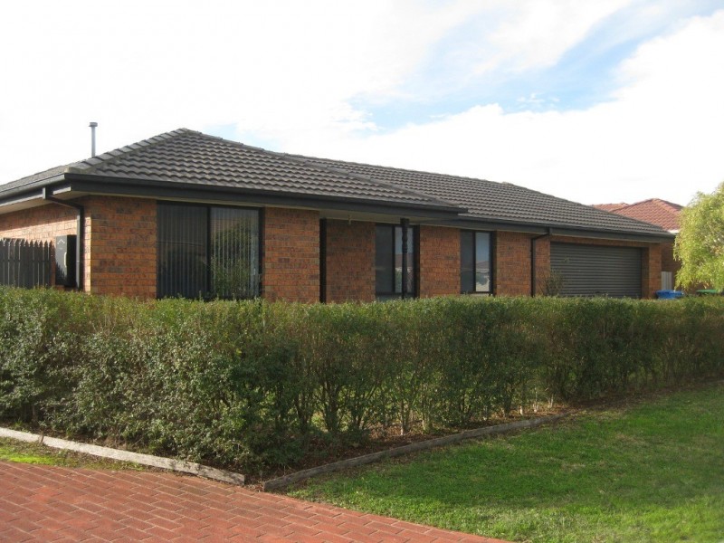 8 Kells Close, Cranbourne East VIC 3977