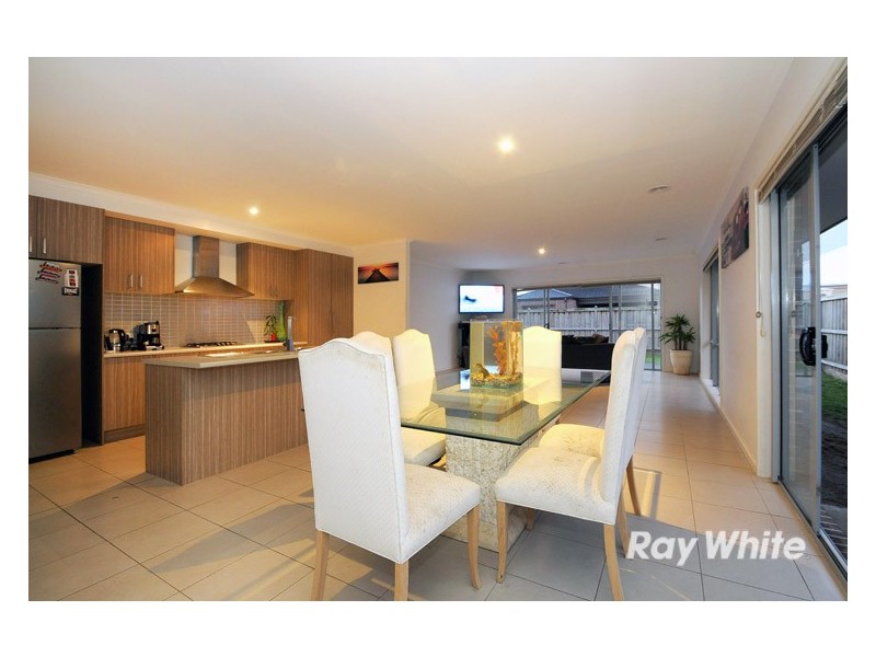 81 Charlbury Crescent, Cranbourne North VIC 3977