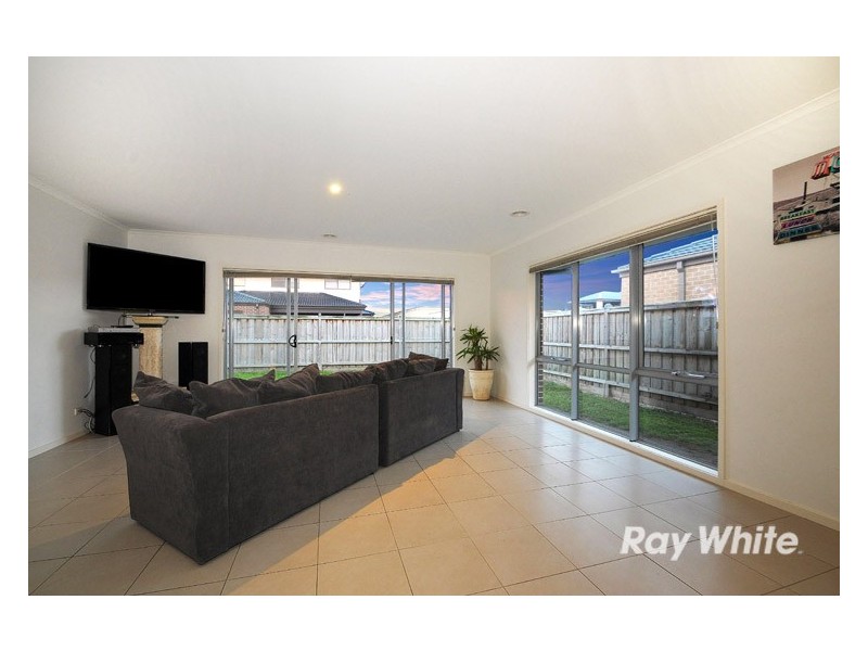 81 Charlbury Crescent, Cranbourne North VIC 3977