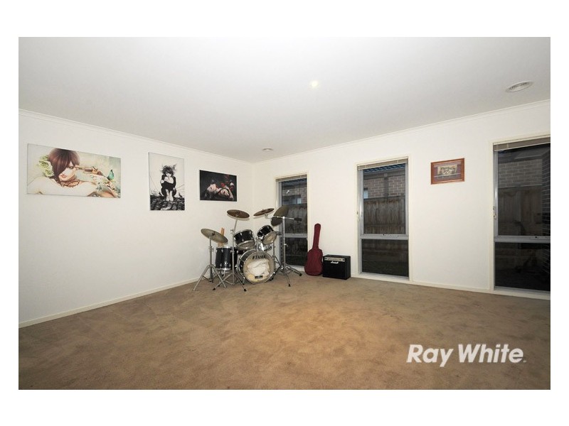 81 Charlbury Crescent, Cranbourne North VIC 3977