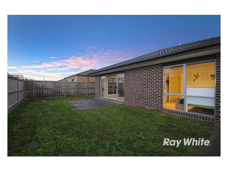81 Charlbury Crescent, Cranbourne North VIC 3977