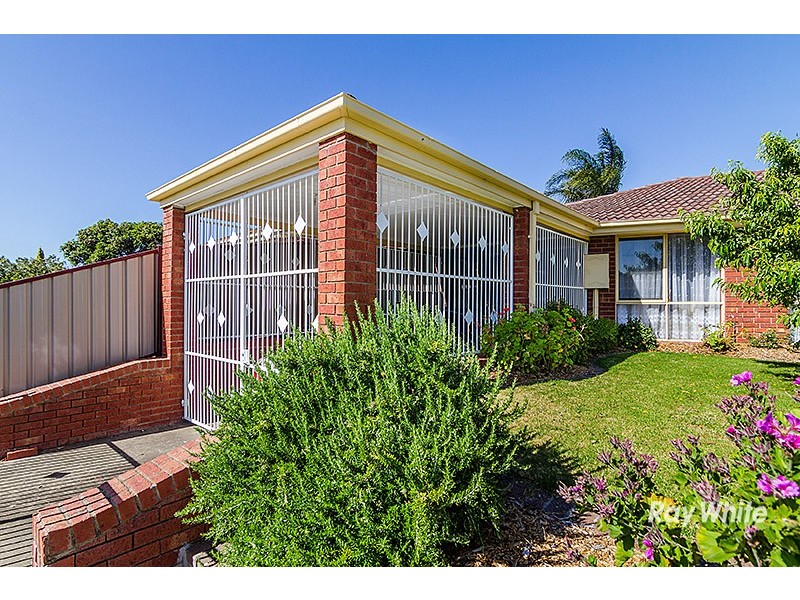 24 Courtenay Avenue, Cranbourne North VIC 3977
