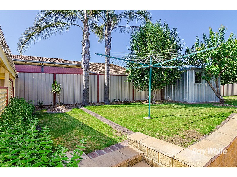 24 Courtenay Avenue, Cranbourne North VIC 3977