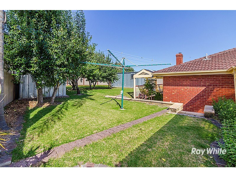24 Courtenay Avenue, Cranbourne North VIC 3977