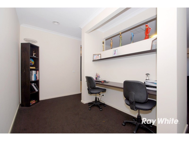 4 Elphin Close, Lynbrook VIC 3975