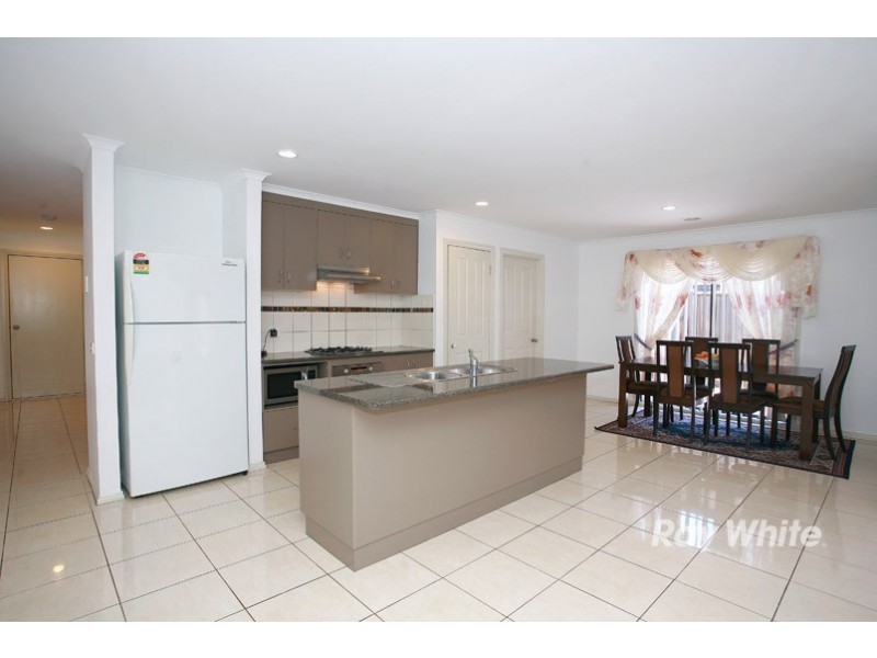 6 Rose Bush Court, Lyndhurst VIC 3975