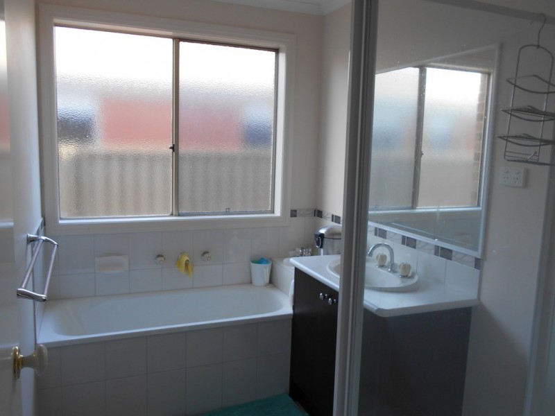 24 Tyndall Street, Cranbourne East VIC 3977
