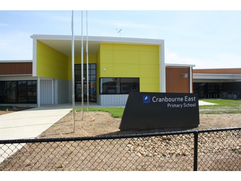 24 Tyndall Street, Cranbourne East VIC 3977