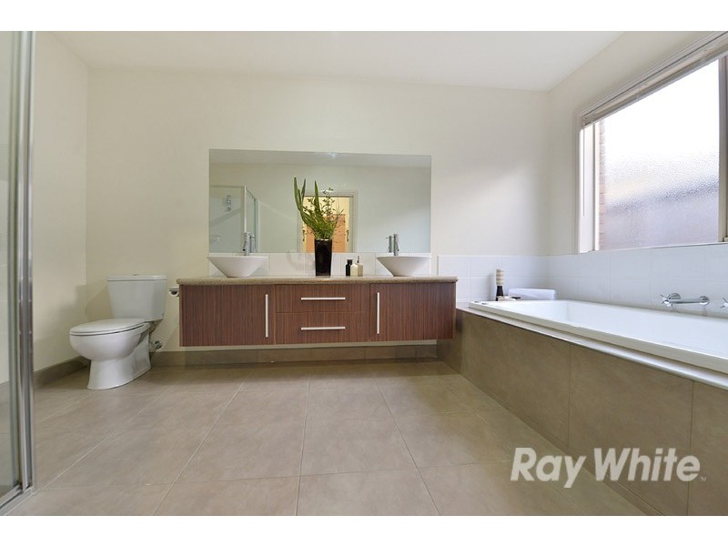 28 Melington Drive, Lyndhurst VIC 3975