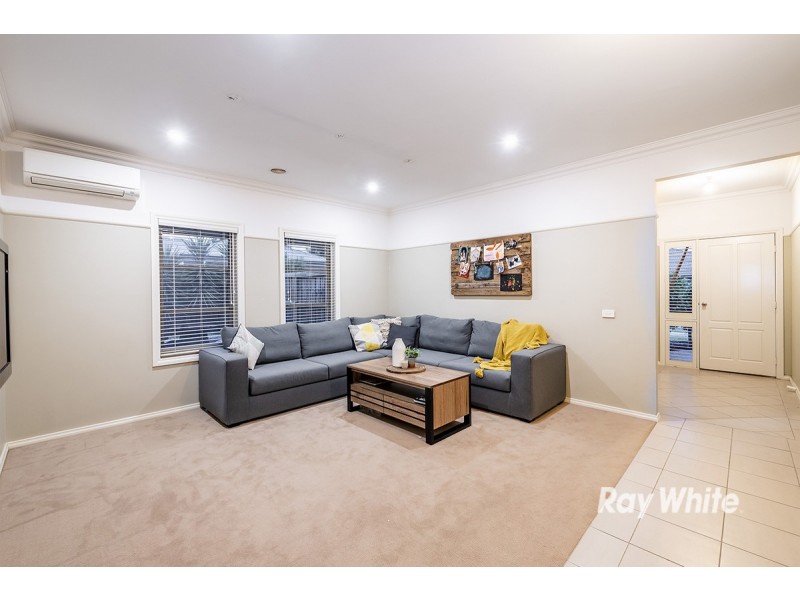 15 Ben Hall Street, Cranbourne East VIC 3977