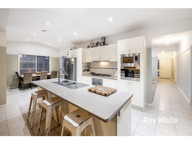 15 Ben Hall Street, Cranbourne East VIC 3977