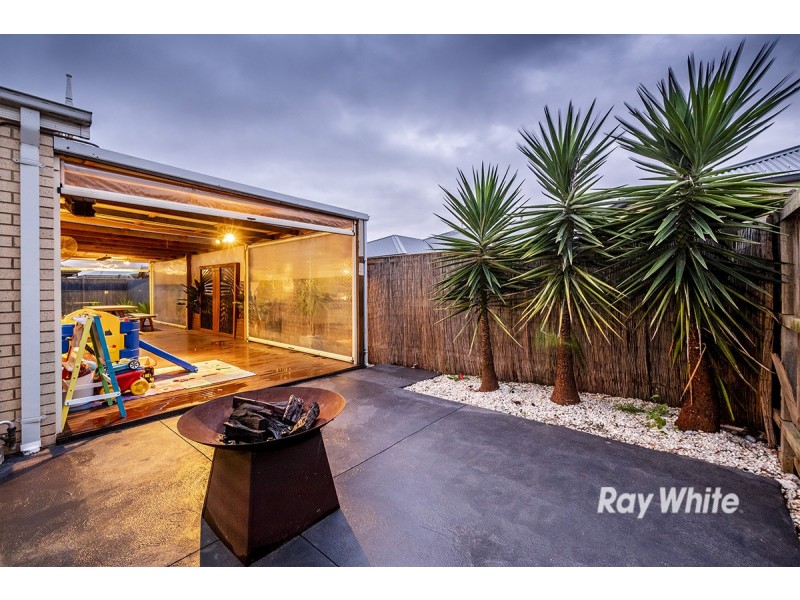 15 Ben Hall Street, Cranbourne East VIC 3977