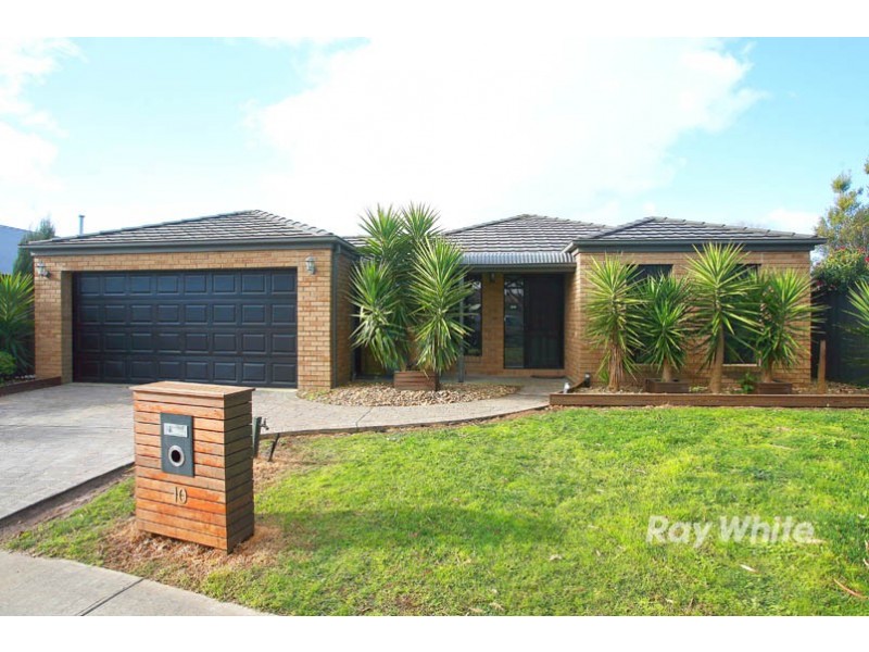 10 Formby Place, Cranbourne South VIC 3977