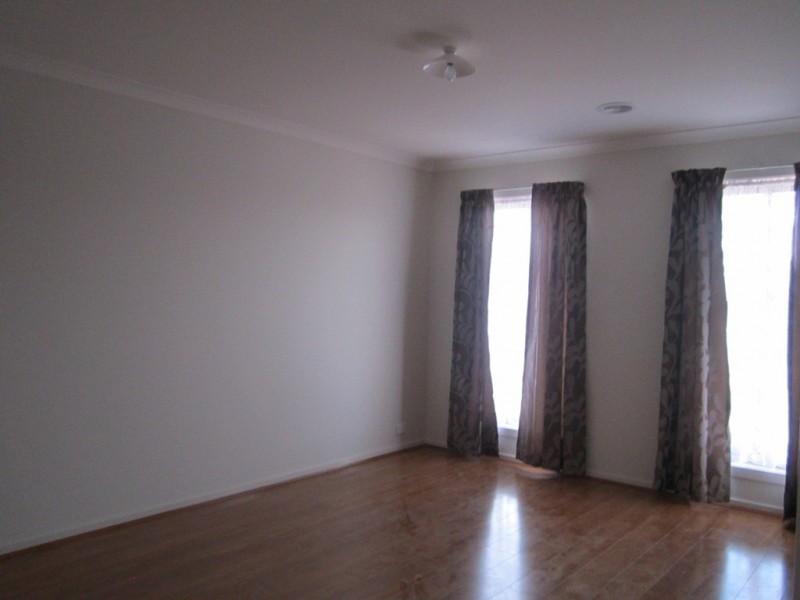 12 Hanoverian Street, Clyde North VIC 3978