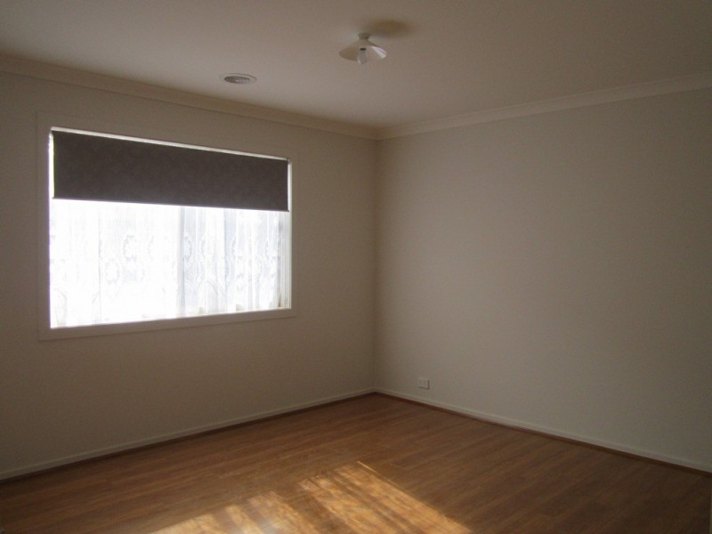 12 Hanoverian Street, Clyde North VIC 3978