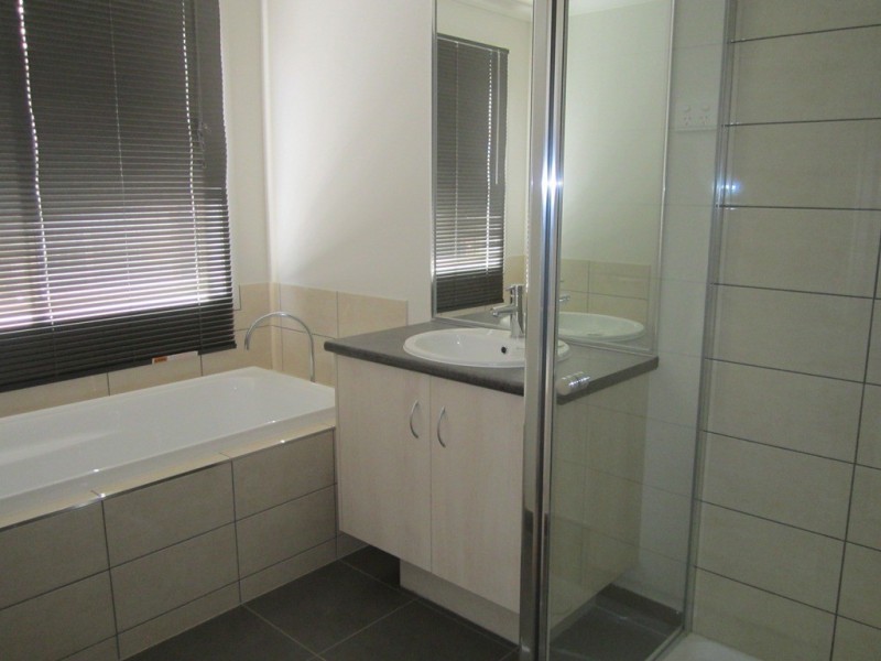 12 Hanoverian Street, Clyde North VIC 3978