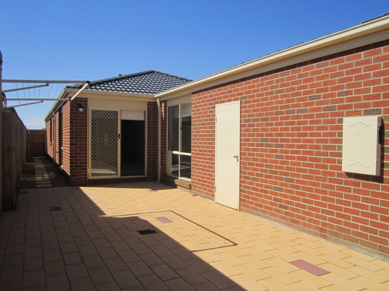 4 Maybush Lane, Cranbourne VIC 3977