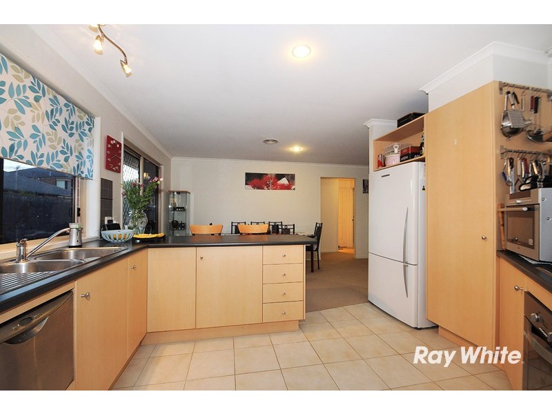 123 Hutchinson Drive, Lynbrook VIC 3975