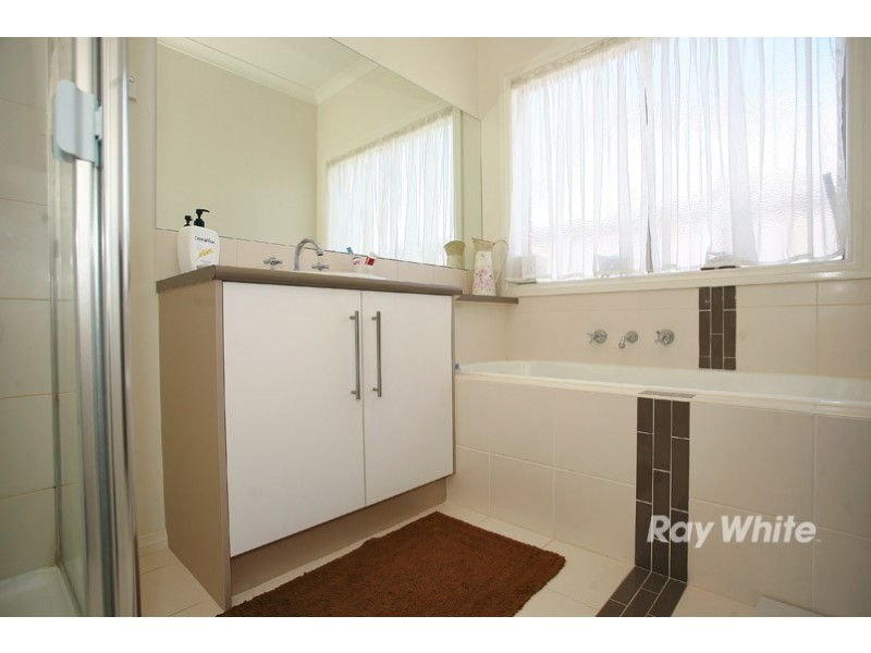 1 Hawkshead Place, Cranbourne North VIC 3977