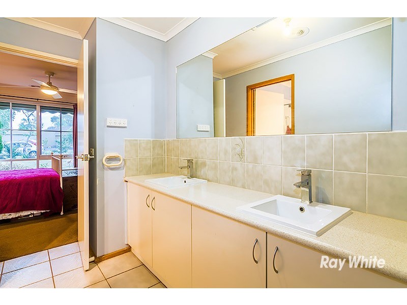 33 Arleon Crescent, Cranbourne VIC 3977