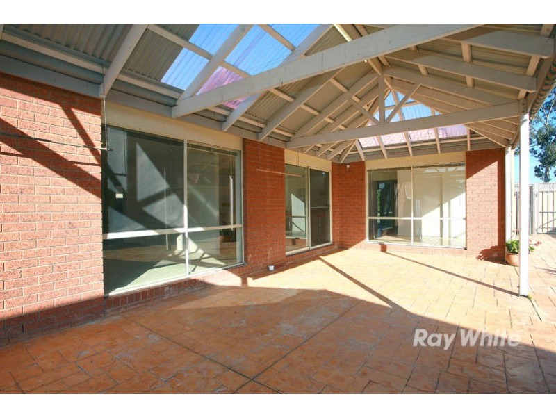 28 Henry Lawson Drive, Lynbrook VIC 3975