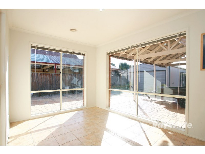 28 Henry Lawson Drive, Lynbrook VIC 3975